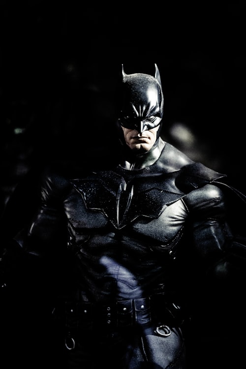 精选动作电影《巅峰对决》海报，两名特工在都市楼顶对峙