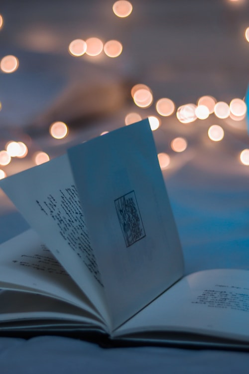 精选浪漫爱情电影《夏日终曲》海报，男女主角在海边拥抱